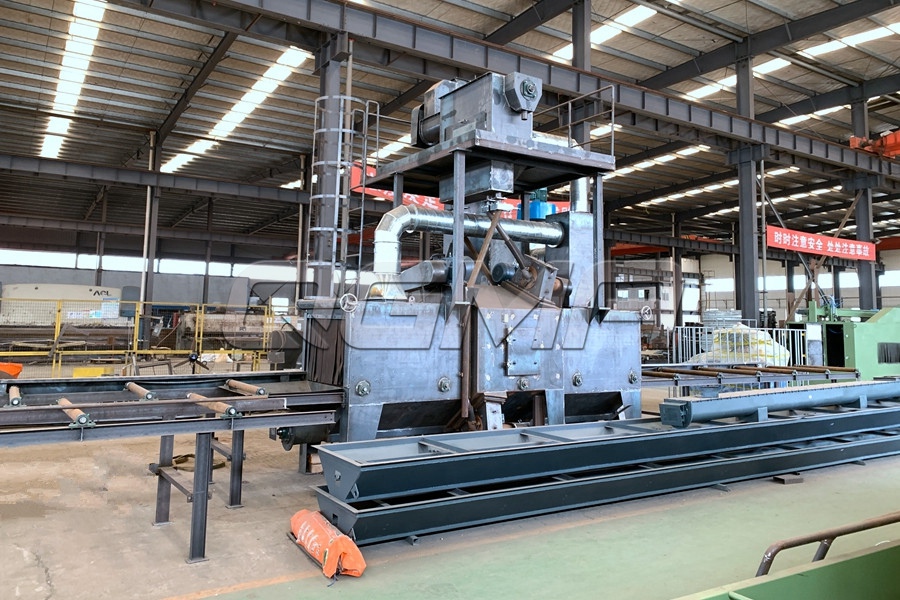 捷克订购的青工机械钢梁通过式抛丸机正在进行生产